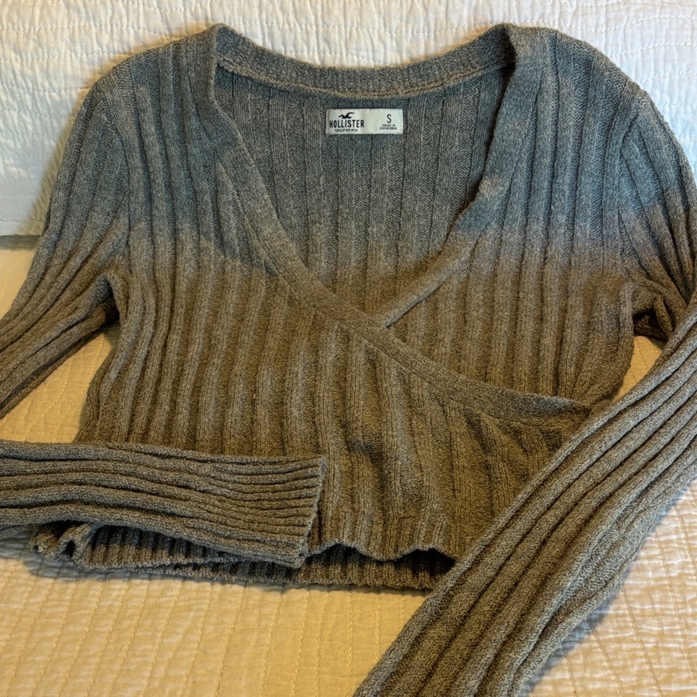 Hollister Women's Ribbed V-Neck Sweater - Gray Small